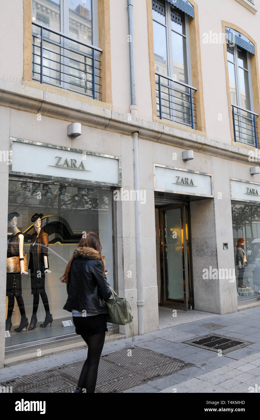Zara boutique de mode, Lyon, France Photo Stock - Alamy
