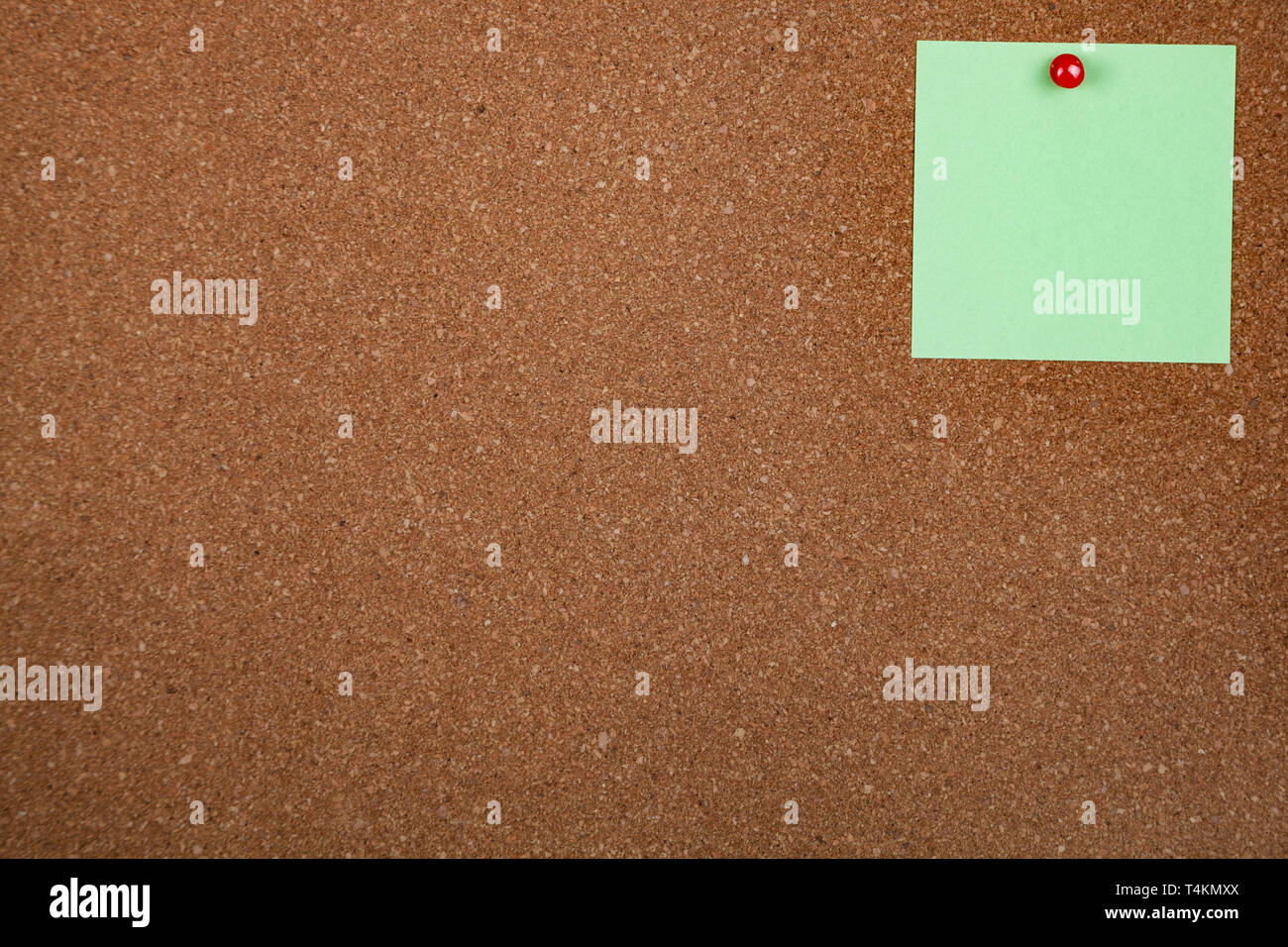 Une feuille de papier sur le panneau de liège. Place pour votre texte. Banque D'Images