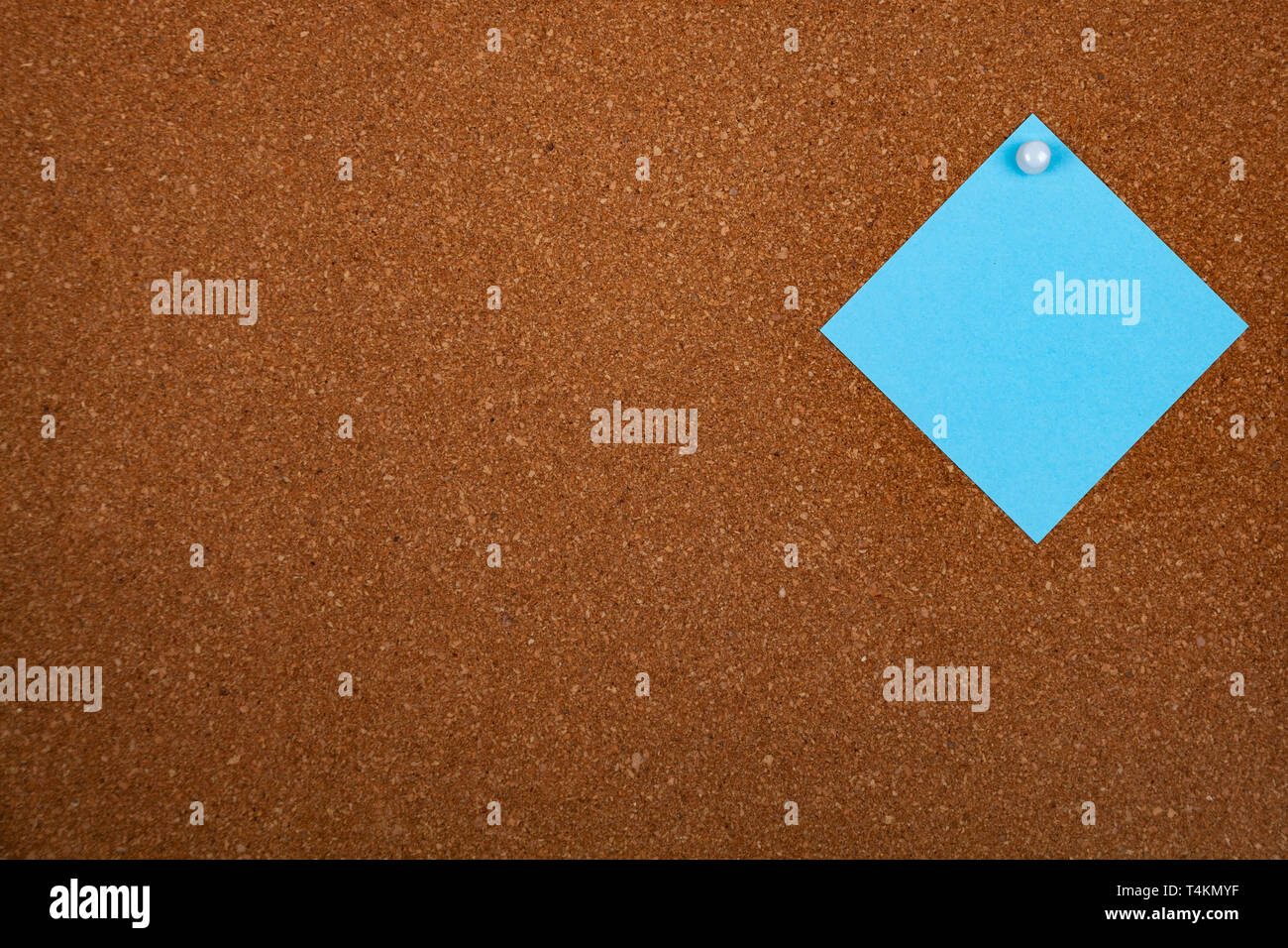 Une feuille de papier sur le panneau de liège. Place pour votre texte. Banque D'Images