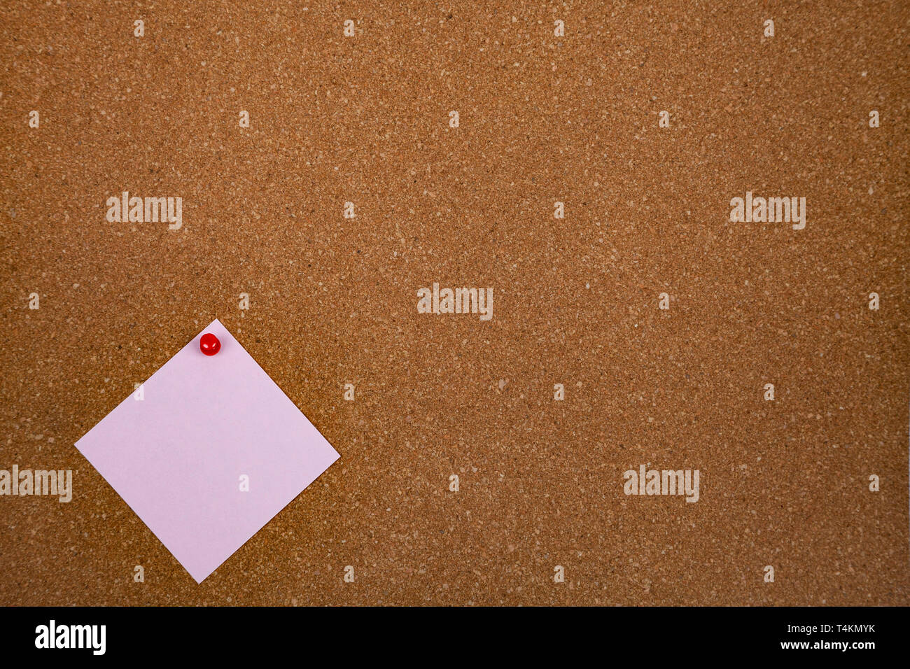 Une feuille de papier sur le panneau de liège. Place pour votre texte. Banque D'Images