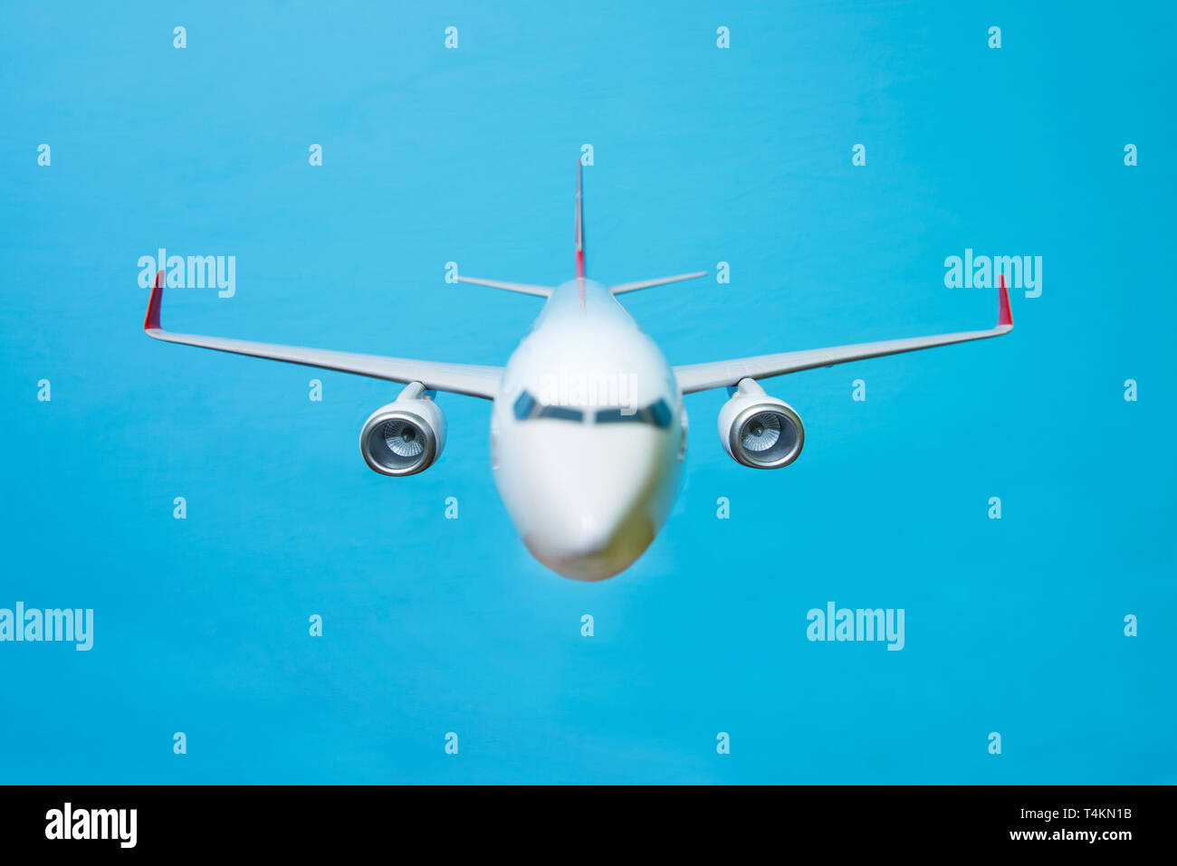 Avion blanc sur fond bleu Banque D'Images