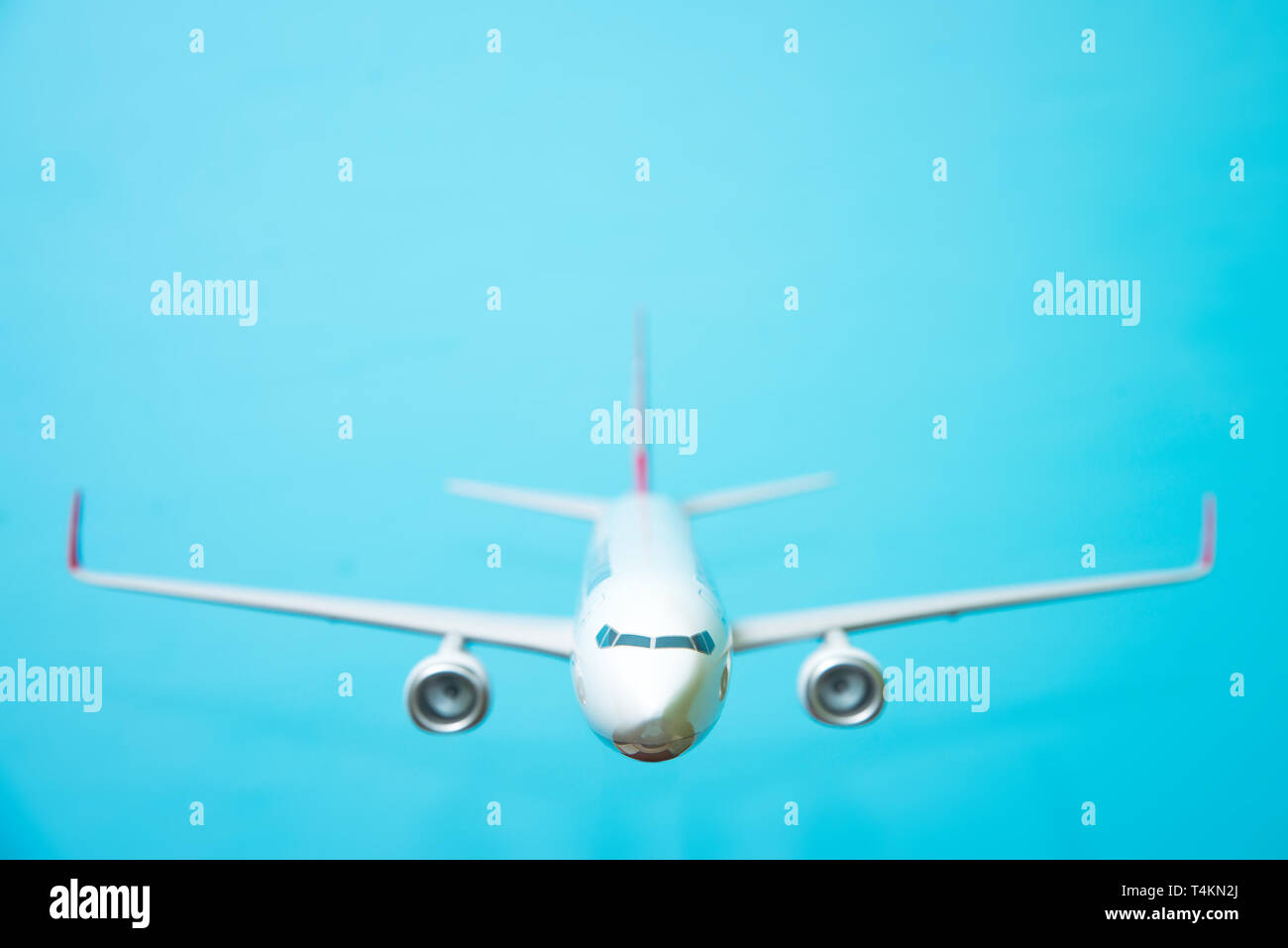 Avion blanc sur fond bleu Banque D'Images