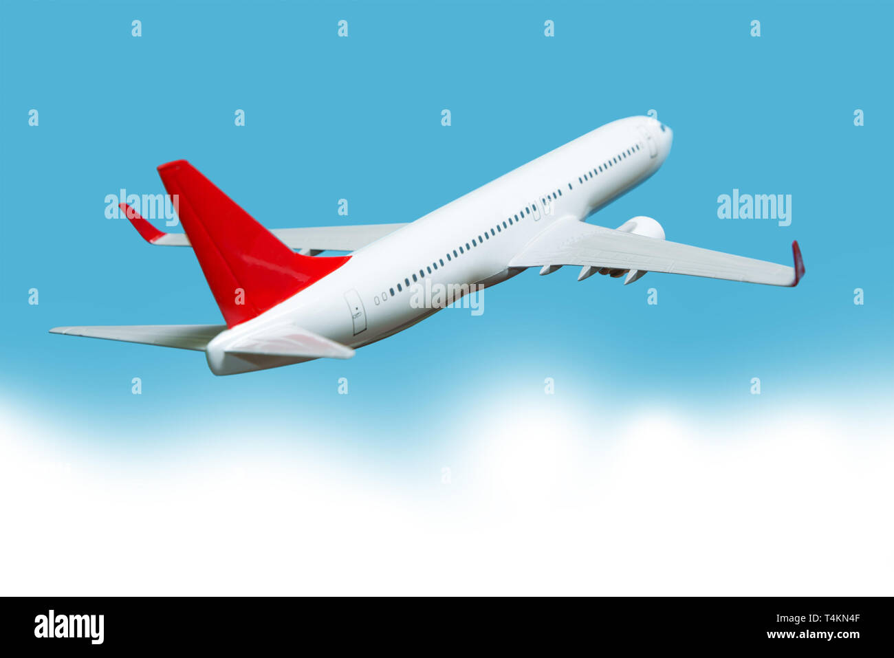 Avion de passagers Blanc survole les nuages Banque D'Images
