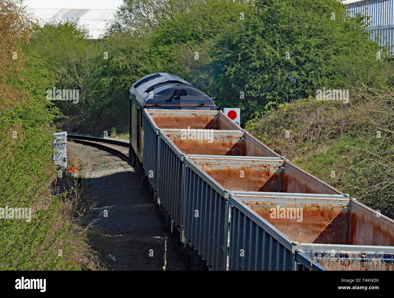 Une locomotive diesel GBRF, commence son train de wagons en pierre vide de l'embranchement de l'agrégat Hanson depot à Ashton dans Makerfield. Cw 6690. Banque D'Images