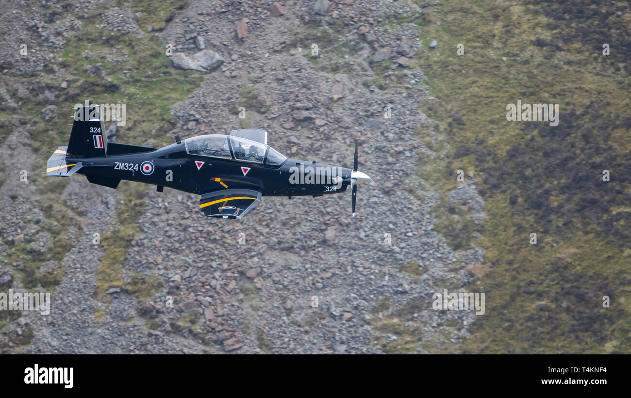 RAF T6 Texan prend un vol d'entraînement à travers la boucle de Mach, le Pays de Galles, Royaume-Uni à faible niveau Banque D'Images