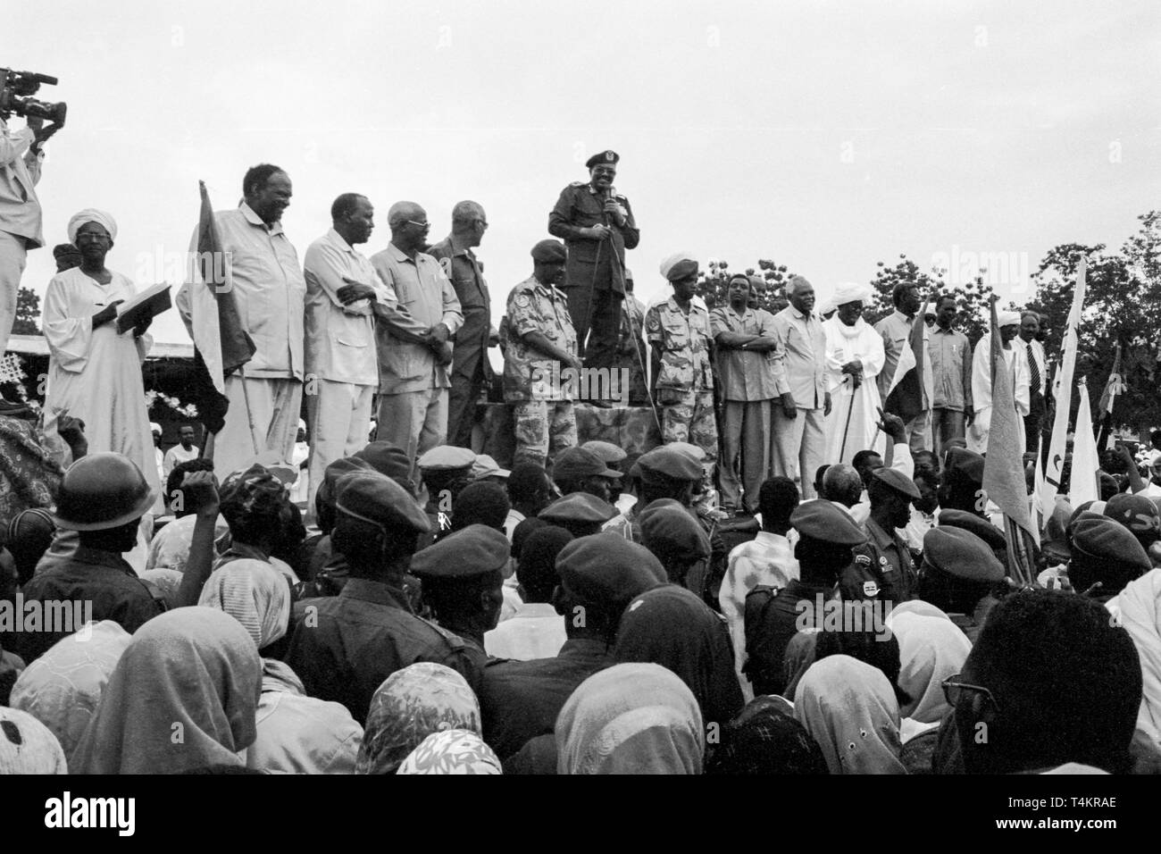 Le président Omar el-Béchir assiste à un référendum rally dans les monts Nouba. Ce qui promet de l'eau, l'électricité et de l'Internet pour cette région de la montagne de Nuba. En échange de leurs voix pour permettre à Khartoum de continuer régissant l'ensemble du Soudan, mai 2004 Banque D'Images