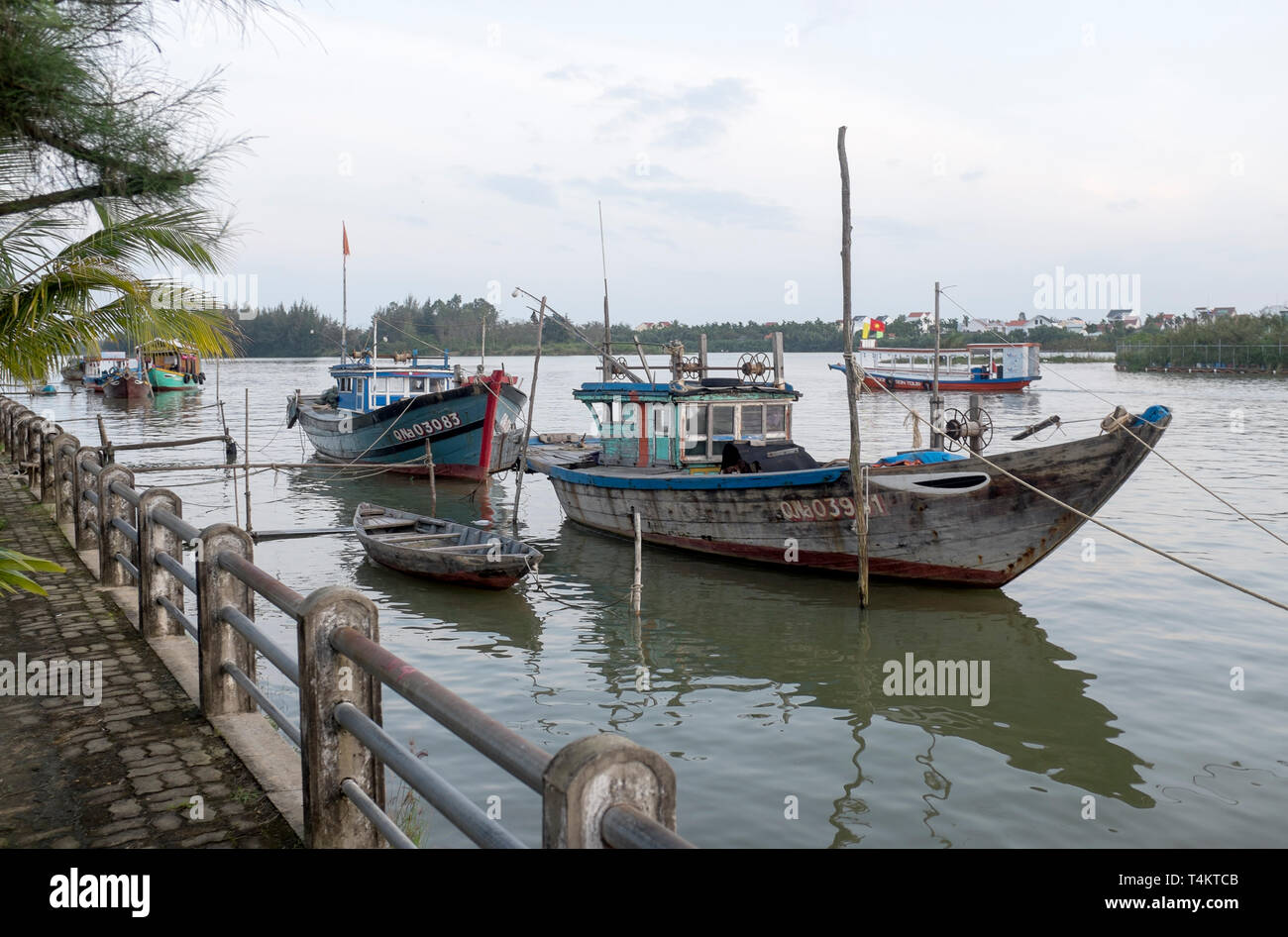 Bateaux amarrés sur la rivière à Hoi An Vietnam Banque D'Images