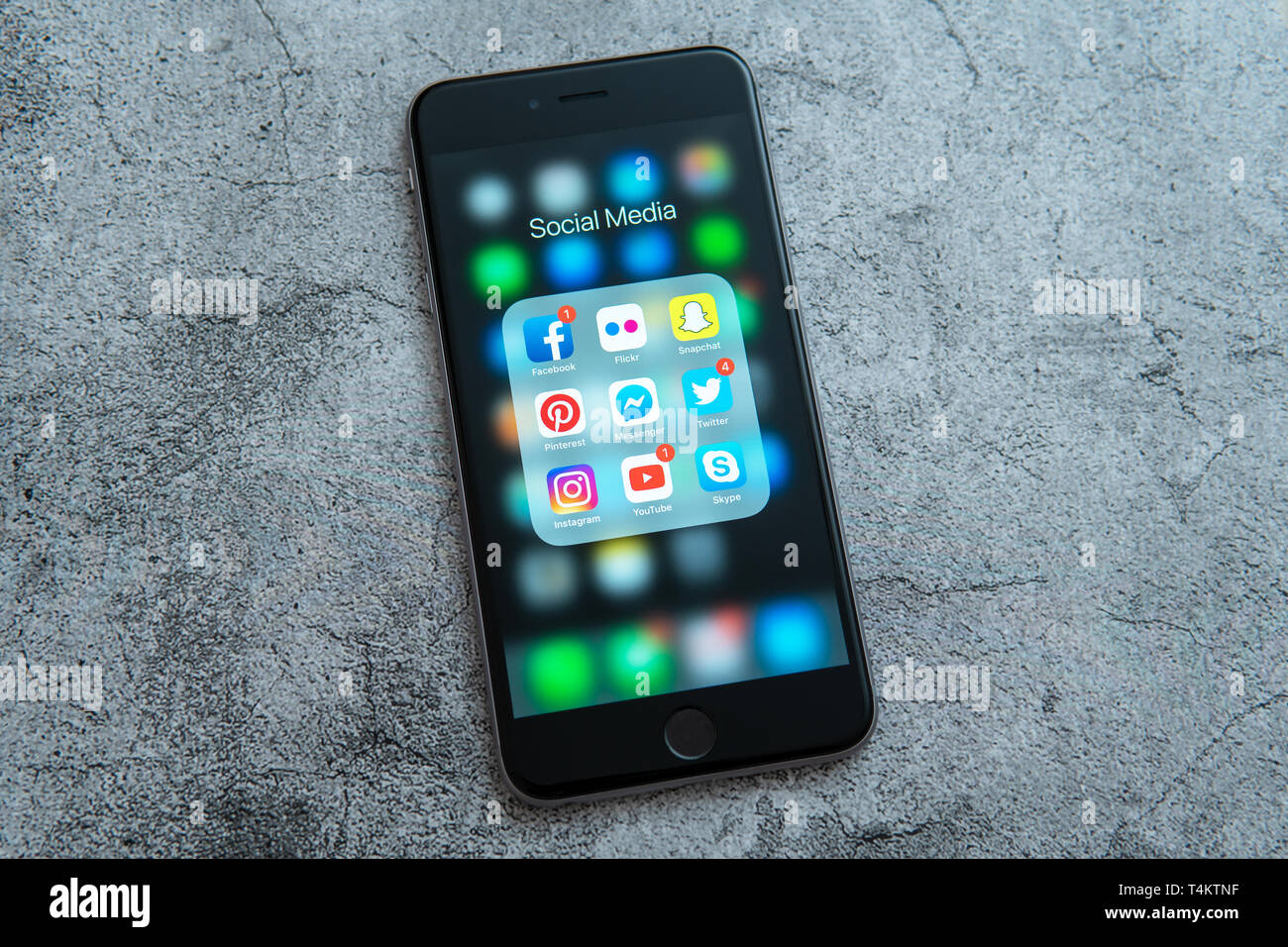 Apple iPhone noir avec des icônes de médias sociaux : facebook, youtube,  instagram, pinterest, twitter, application snapchat à l'écran Photo Stock -  Alamy
