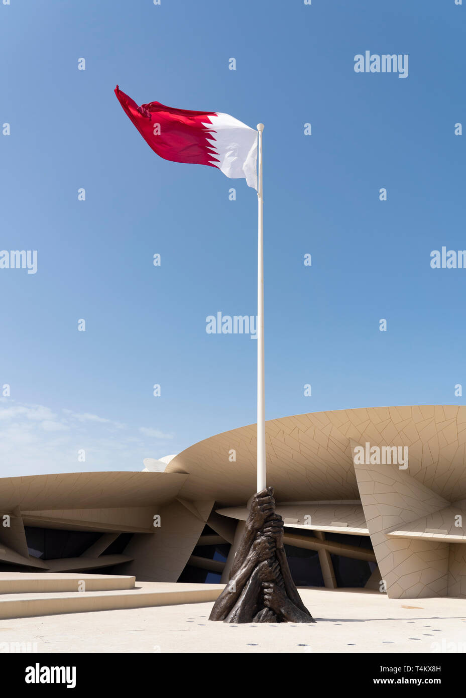 Le Qatar d'un drapeau et d'un mât au nouveau Musée national du Qatar, à Doha, Qatar. L'architecte Jean Nouvel. Banque D'Images