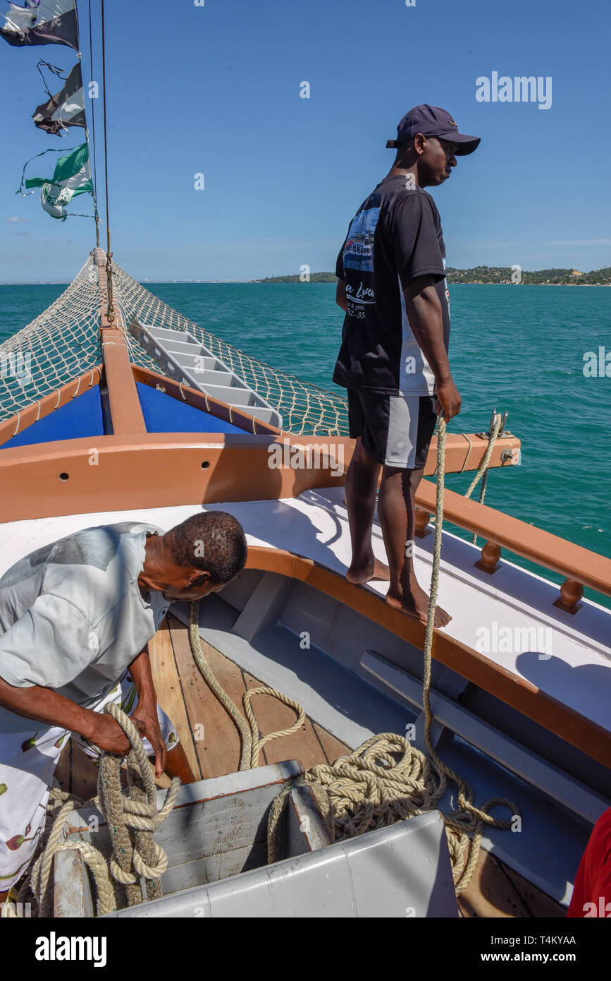 L'île de Itaparica, Brésil - 4 Février 2019 : les gens sur un bateau touristique sur l'île Itaparica au Brésil Banque D'Images