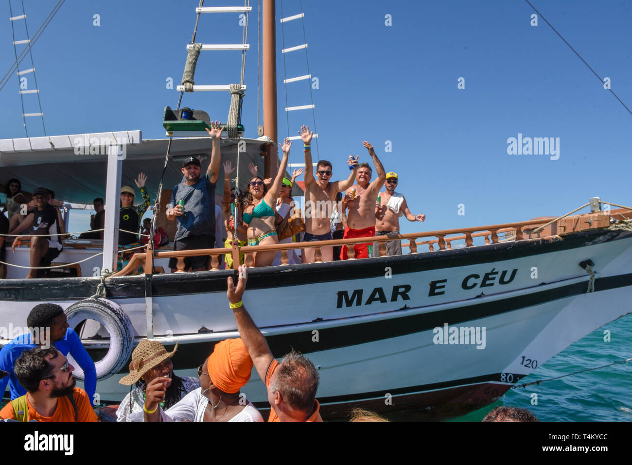 L'île de Itaparica, Brésil - 4 Février 2019 : les gens de message d'un bateau touristique sur l'île Itaparica au Brésil Banque D'Images