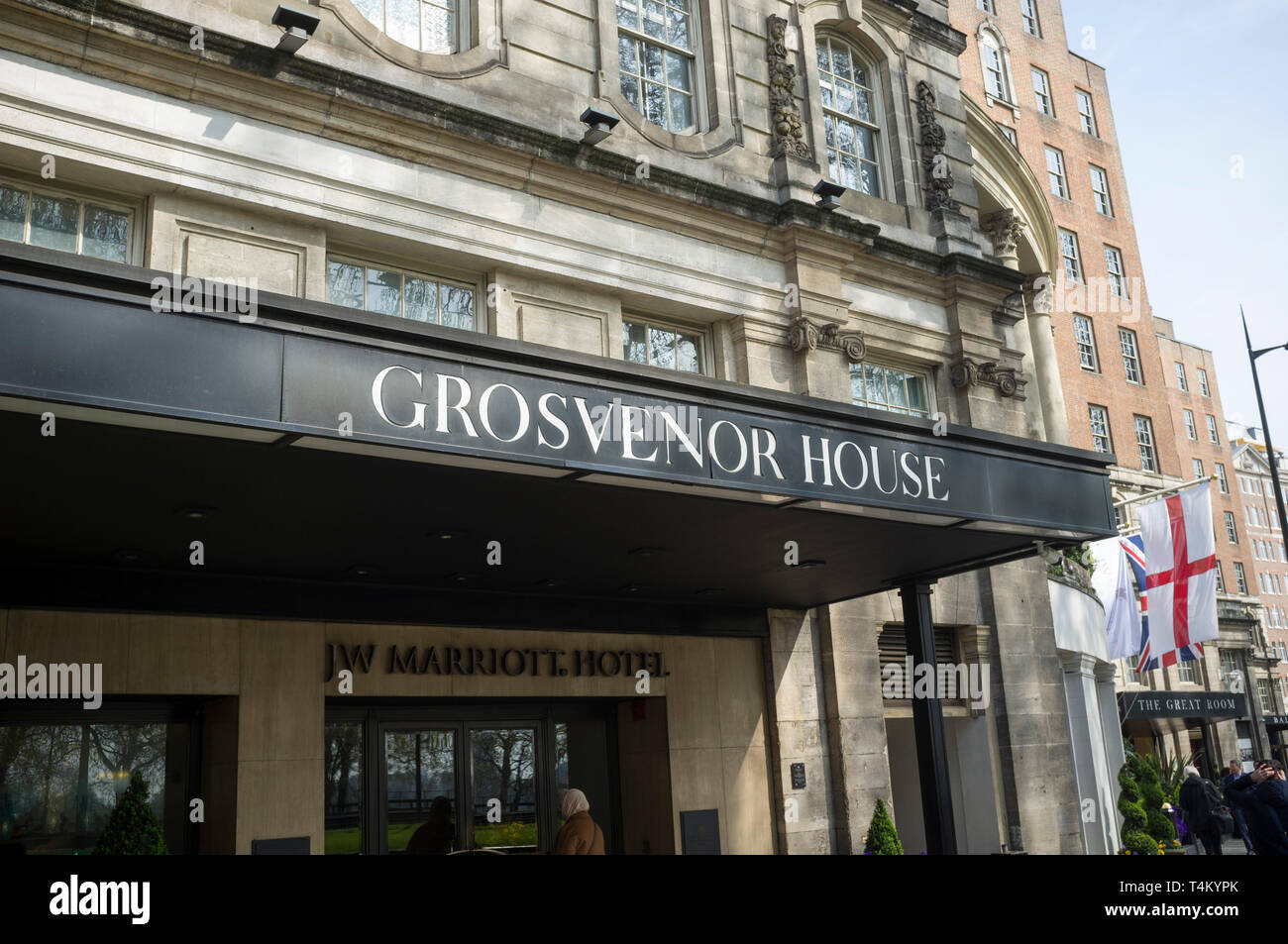 Maison Gosevenor, A JW Marriot Hotel On Park Lane, Londres avec Union Jack et du drapeau de Saint Georges Banque D'Images