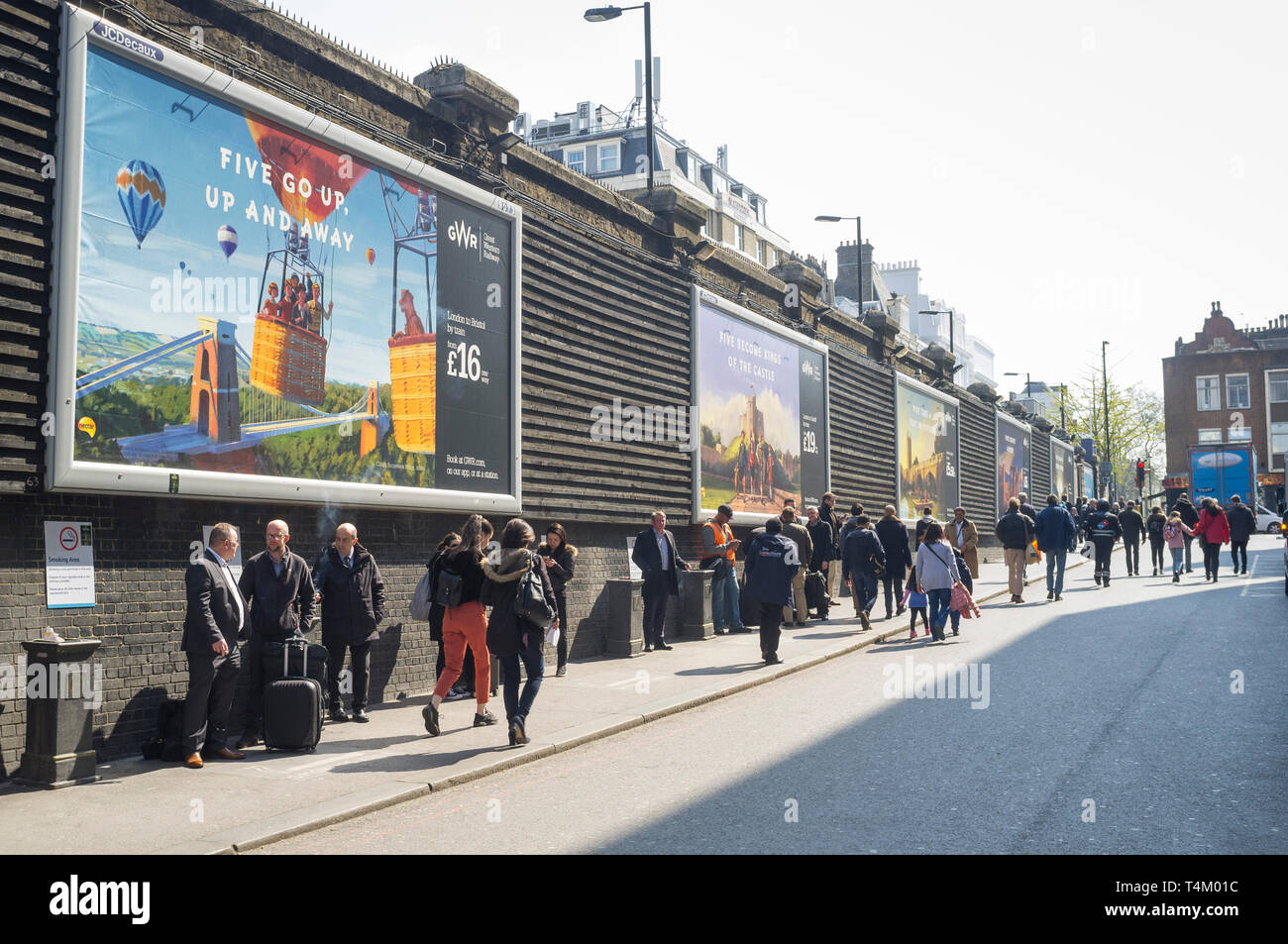 Les fumeurs en utilisant l'extérieur fumeurs à l'extérieur de la gare de Paddington, Londres Banque D'Images