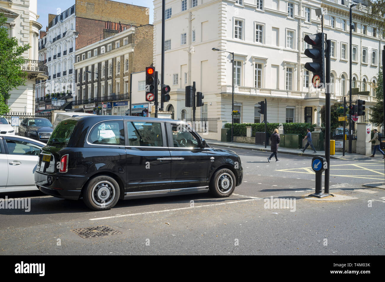 LEVC electric black taxi à un carrefour à Paddington, Londres Banque D'Images