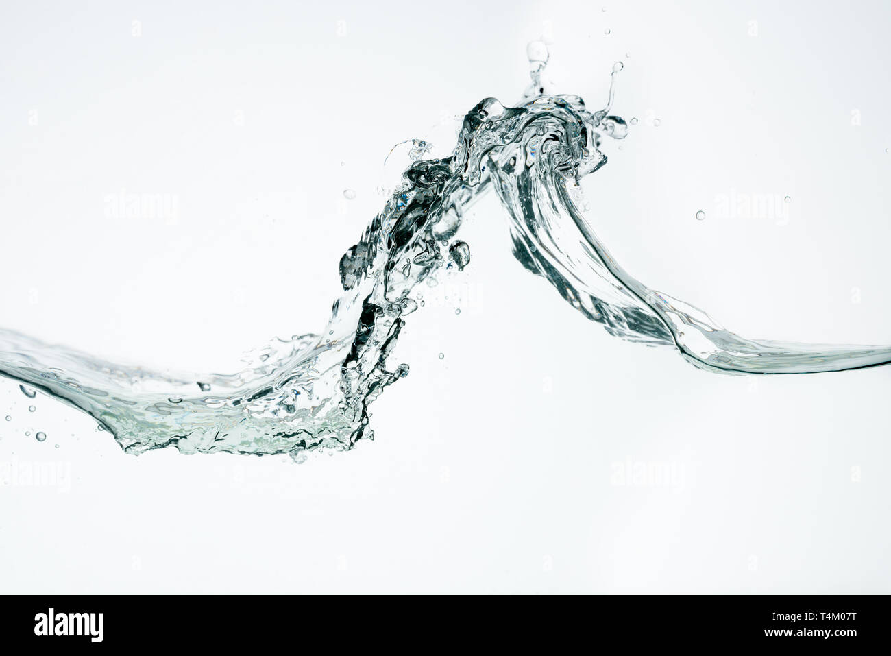 Vague d'eau sur un fond blanc. Banque D'Images