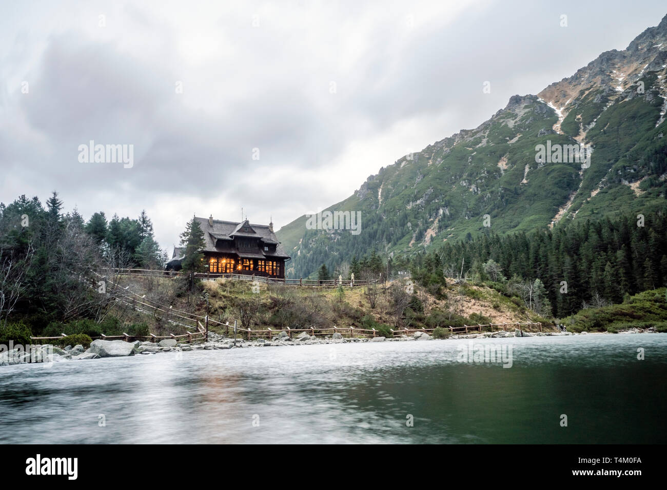 Un abri en bois chaleureux illuminé par le lac Morskie Oko dans les montagnes Tatras, Pologne Banque D'Images