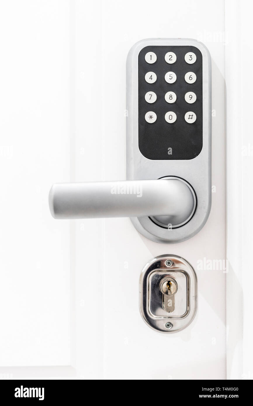 Self-check-in porte blanche avec le code numérique à l'hôtel Banque D'Images