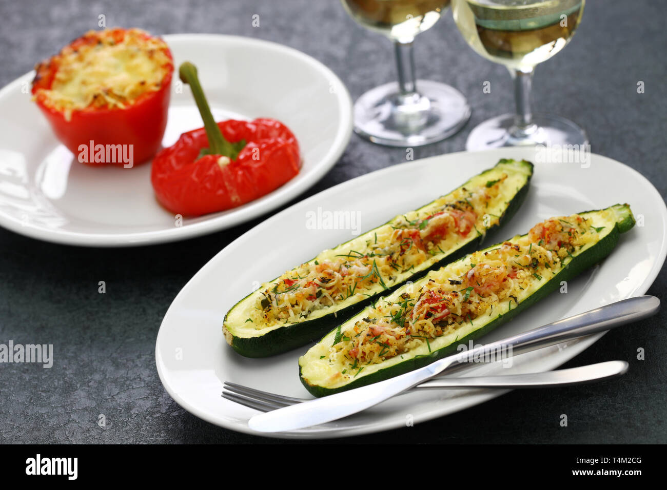Végétarien cuit les courgettes courgette farcie, bateaux Banque D'Images