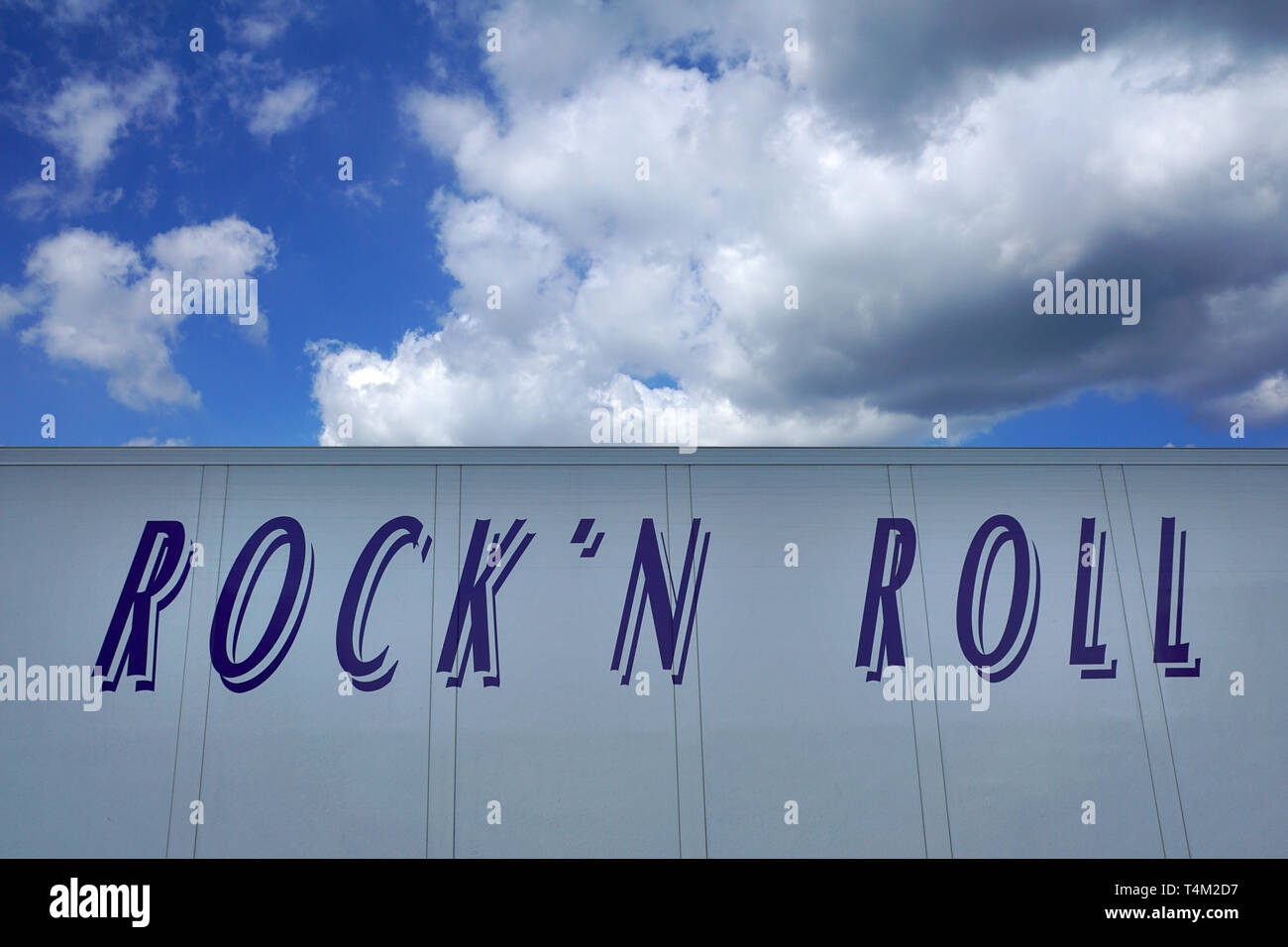 Rockn Roll avec lettrage ciel dramatique comme arrière-plan Banque D'Images