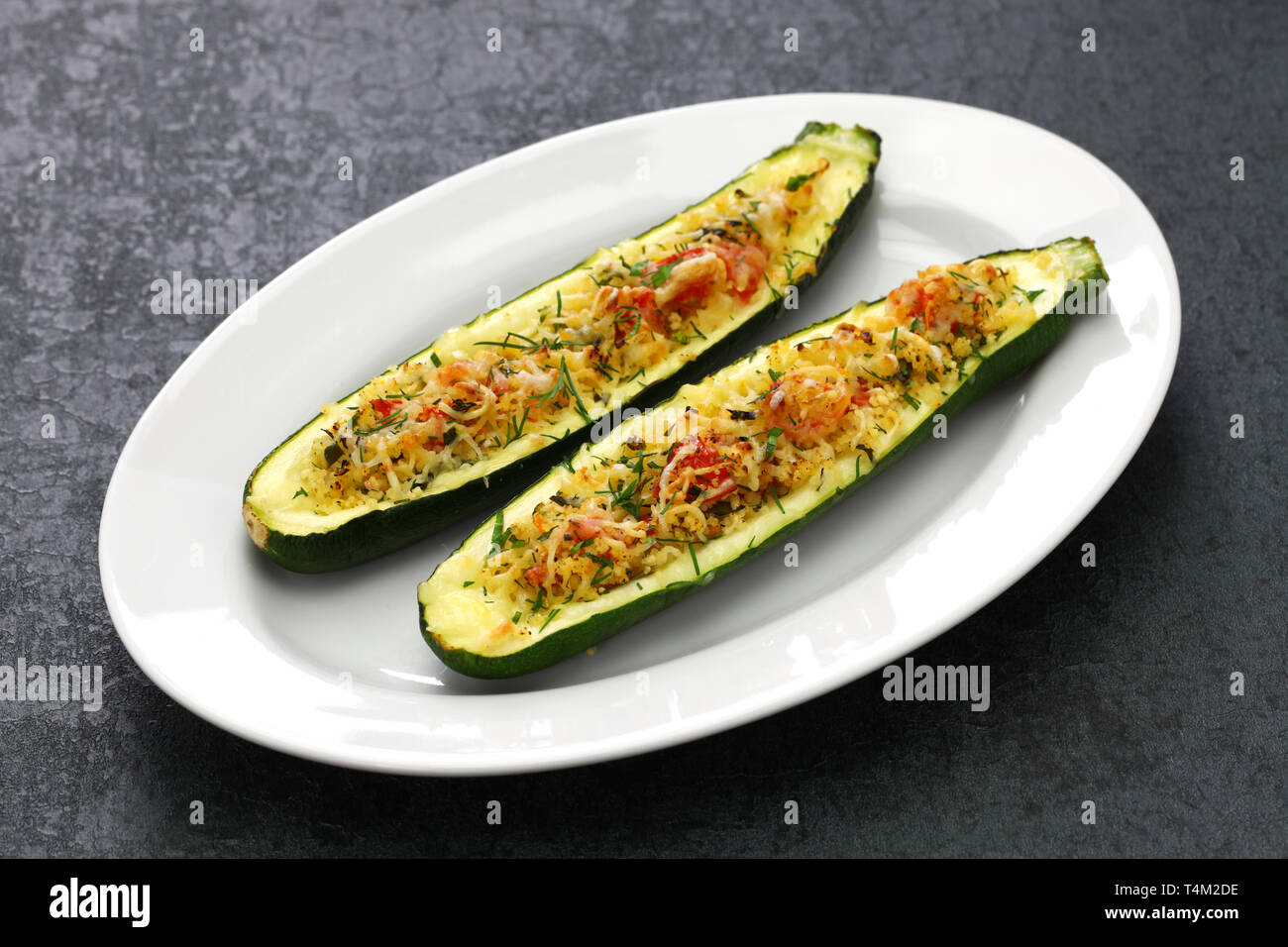 Végétarien cuit les courgettes courgette farcie, bateaux Banque D'Images