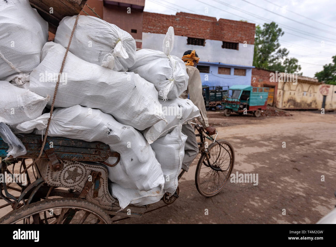 Cycle rickshaw indien transportant des poids lourds, de l'Uttar Pradesh, Inde Banque D'Images