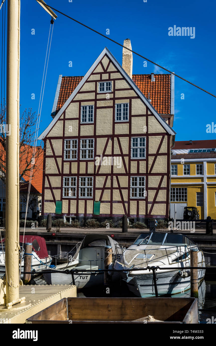 Maison avec poutres apparentes le long de Christianshavns Kanal, Canal d'eau à Christiania, Copenhague, Danemark Banque D'Images
