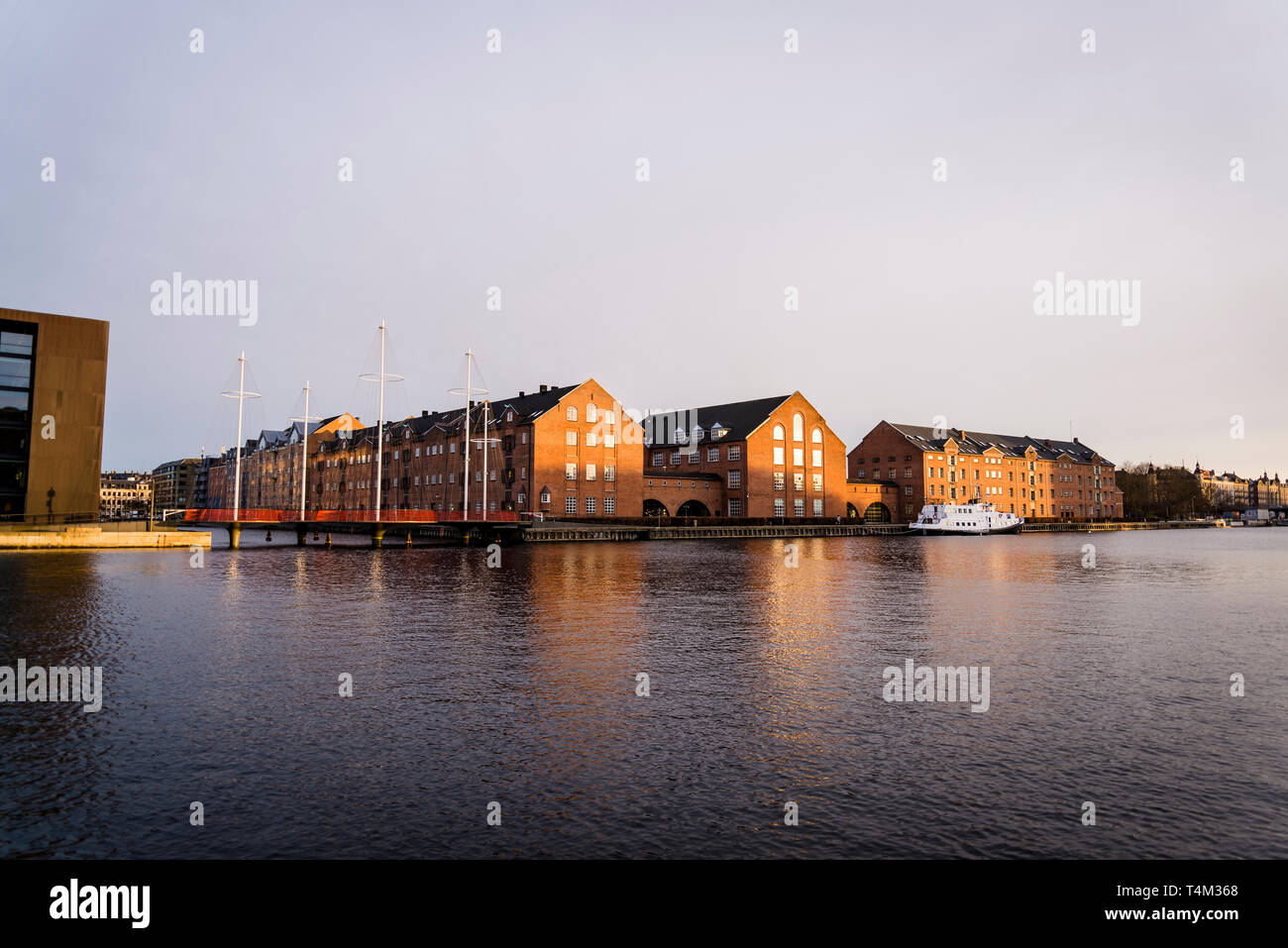 Cercle pont conçu par l'artiste Olafur Eliasson et des vieux bâtiments au bord de l'eau dans le port de Copenhague, Copenhague, Danemark Banque D'Images