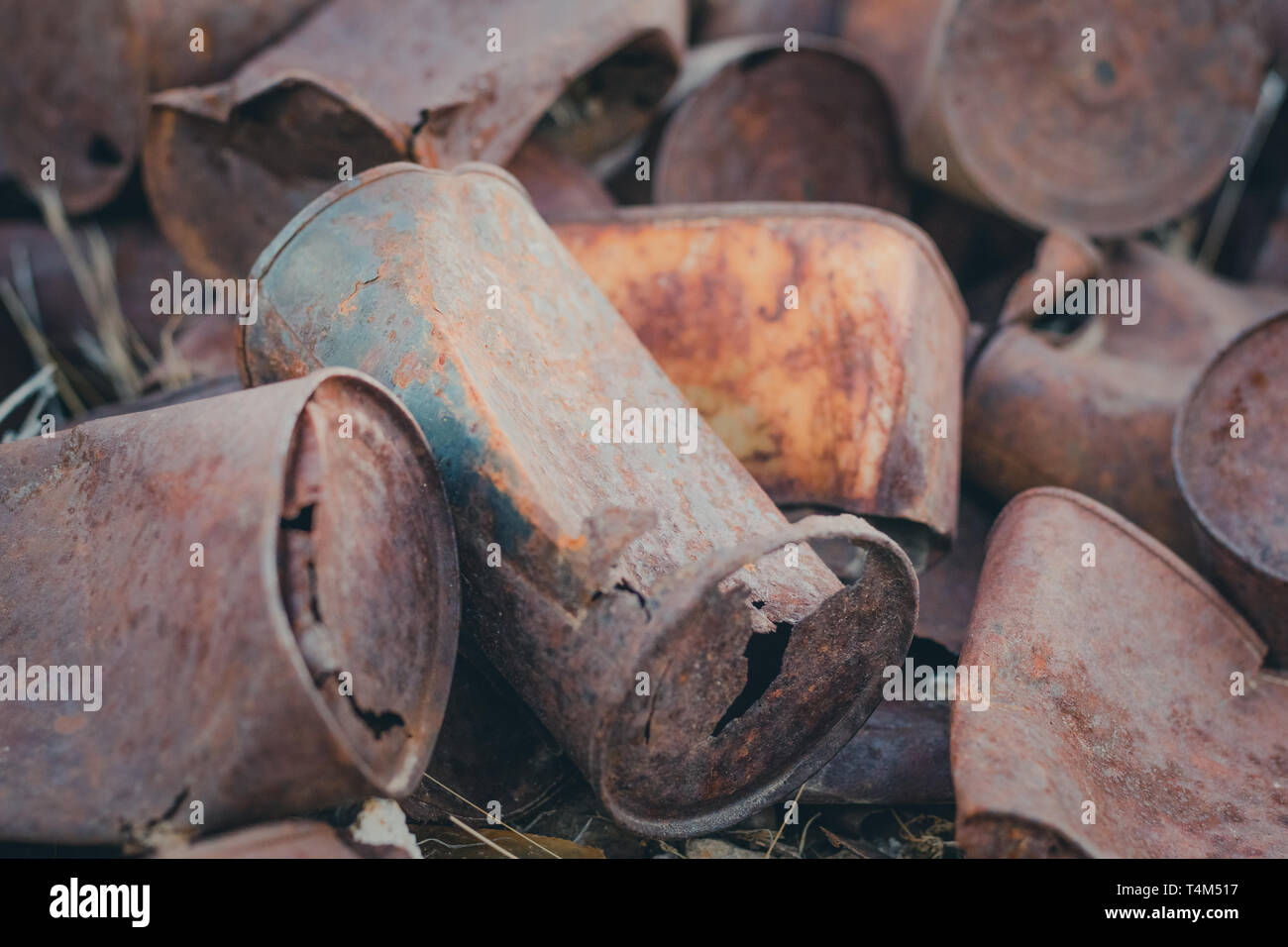 Les boîtes en aluminium ancien de recyclage située en majeure partie sur le terrain Banque D'Images