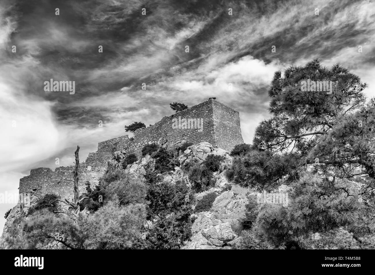 Les ruines de l'ancien château médiéval Monolithos contre un ciel dramatique, l'île de Rhodes, Grèce Banque D'Images
