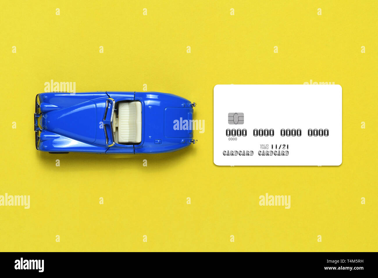 Carte De Credit Maquette Et Petite Voiture Jaune Sur La Vue De Dessus De Table Photo Stock Alamy