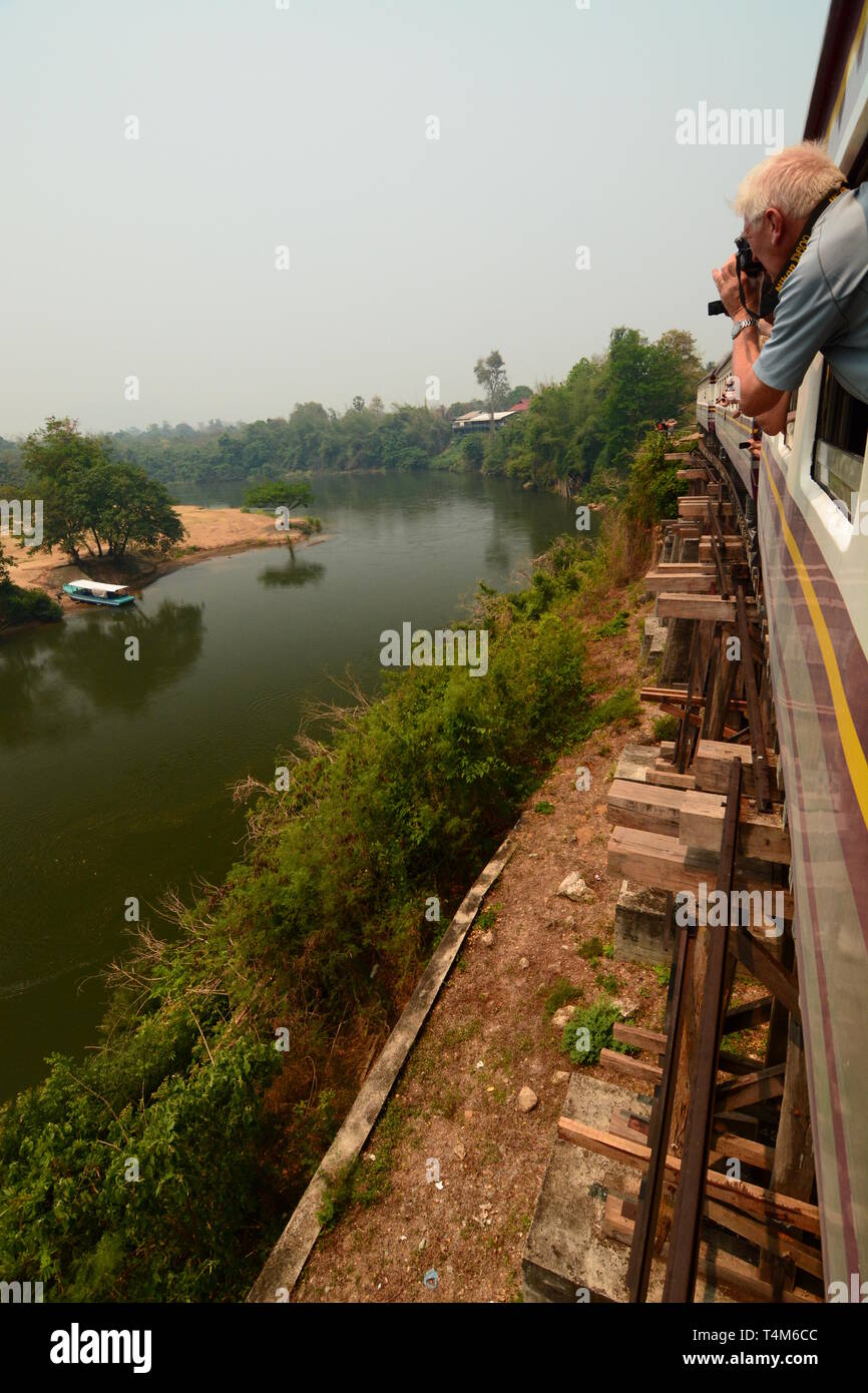 Wampo voyageant sur le viaduc. Thai-Birmanie historique chemin de fer. La province de Kanchanaburi. Thaïlande Banque D'Images