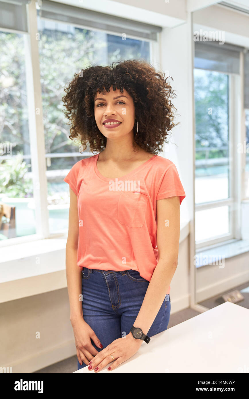 Jeune femme africaine en tant qu'étudiant ou stagiaire dans le bureau d'affaires ou d'une salle de séminaire Banque D'Images