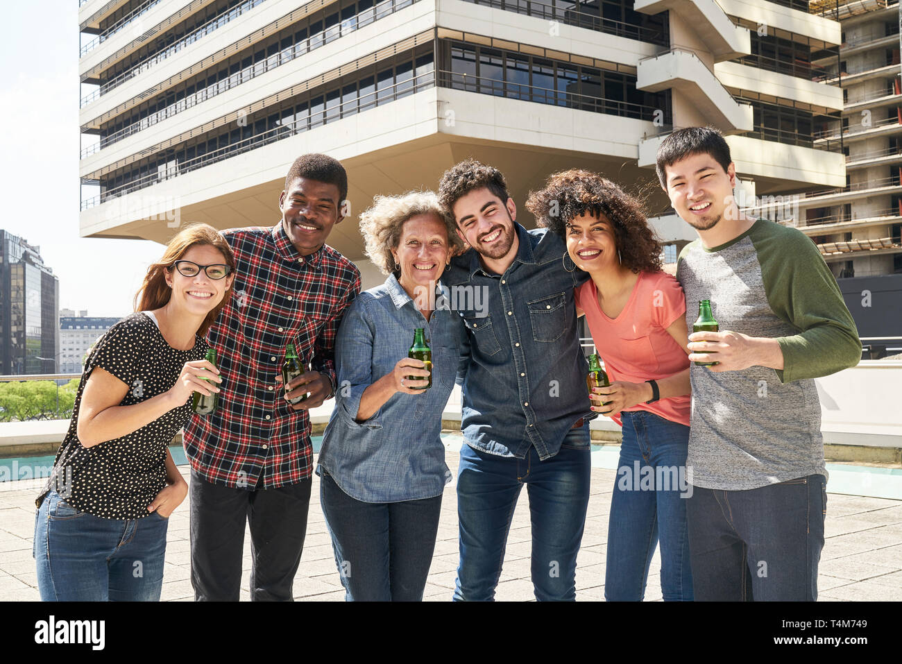 Les jeunes en tant qu'équipe et en tant qu'amis de boire de la bière ensemble et célébrer Banque D'Images