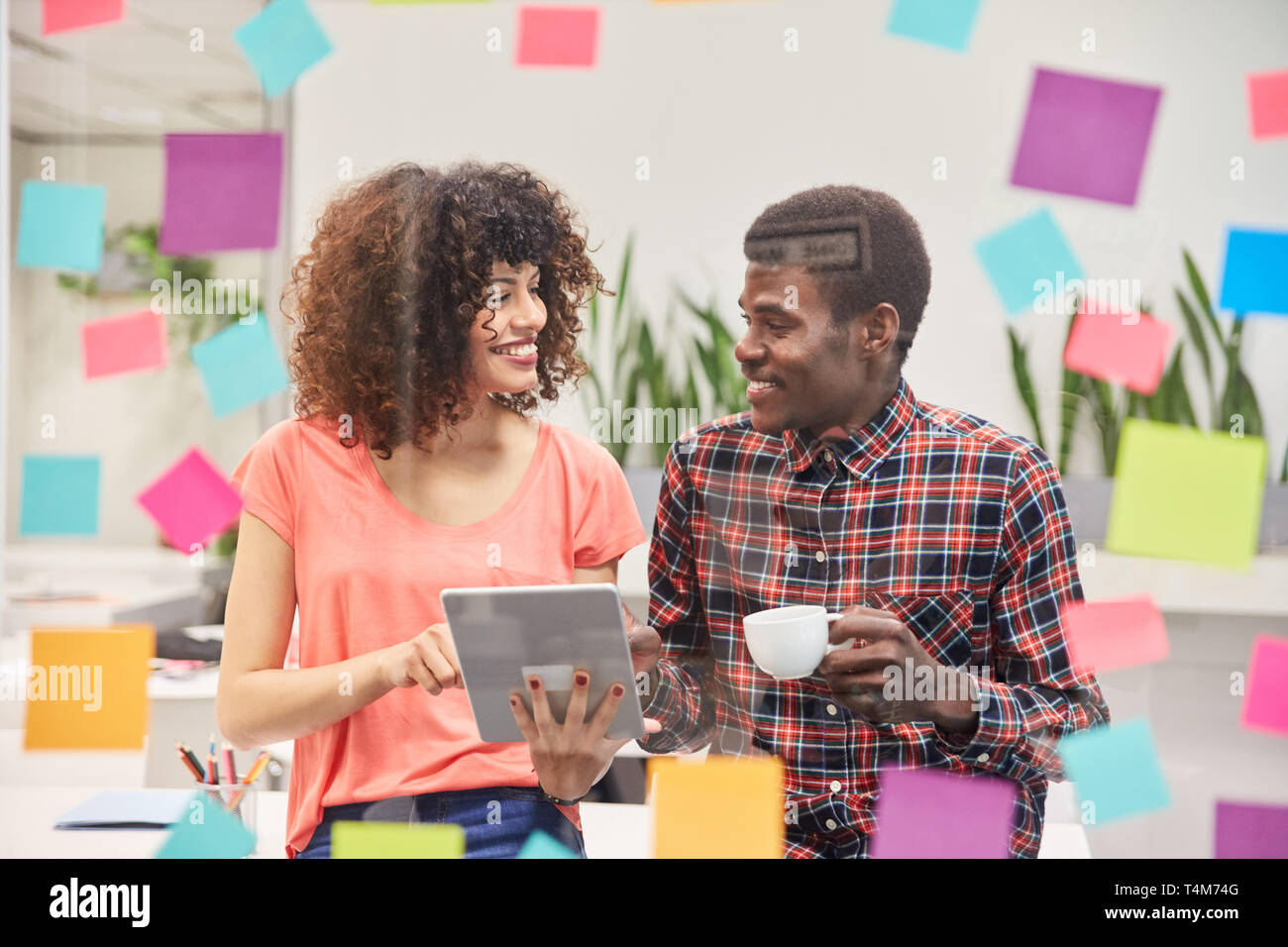 Deux jeunes développeurs de logiciels en tant qu'équipe créative freelancer with tablet computer Banque D'Images