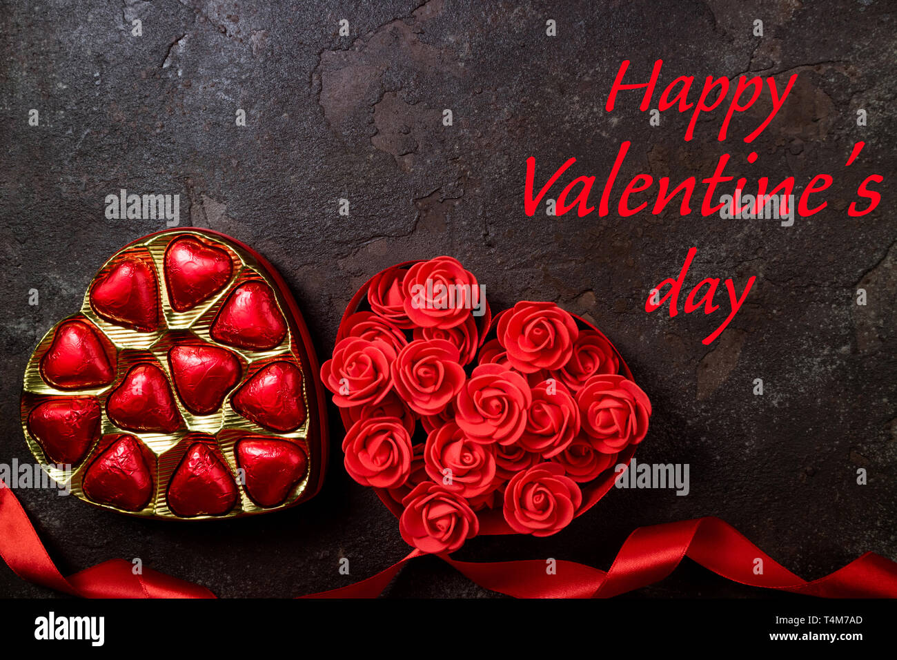 Valentines Day background avec coeur rouge et coeurs de chocolat. Forme de  coeur à partir de rubans. Happy Valentine Day. Vue d'en haut Photo Stock -  Alamy