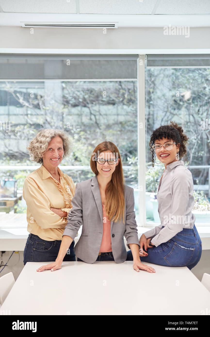 Trois femmes à la confiance des entreprises et comme un concept de carrière Banque D'Images