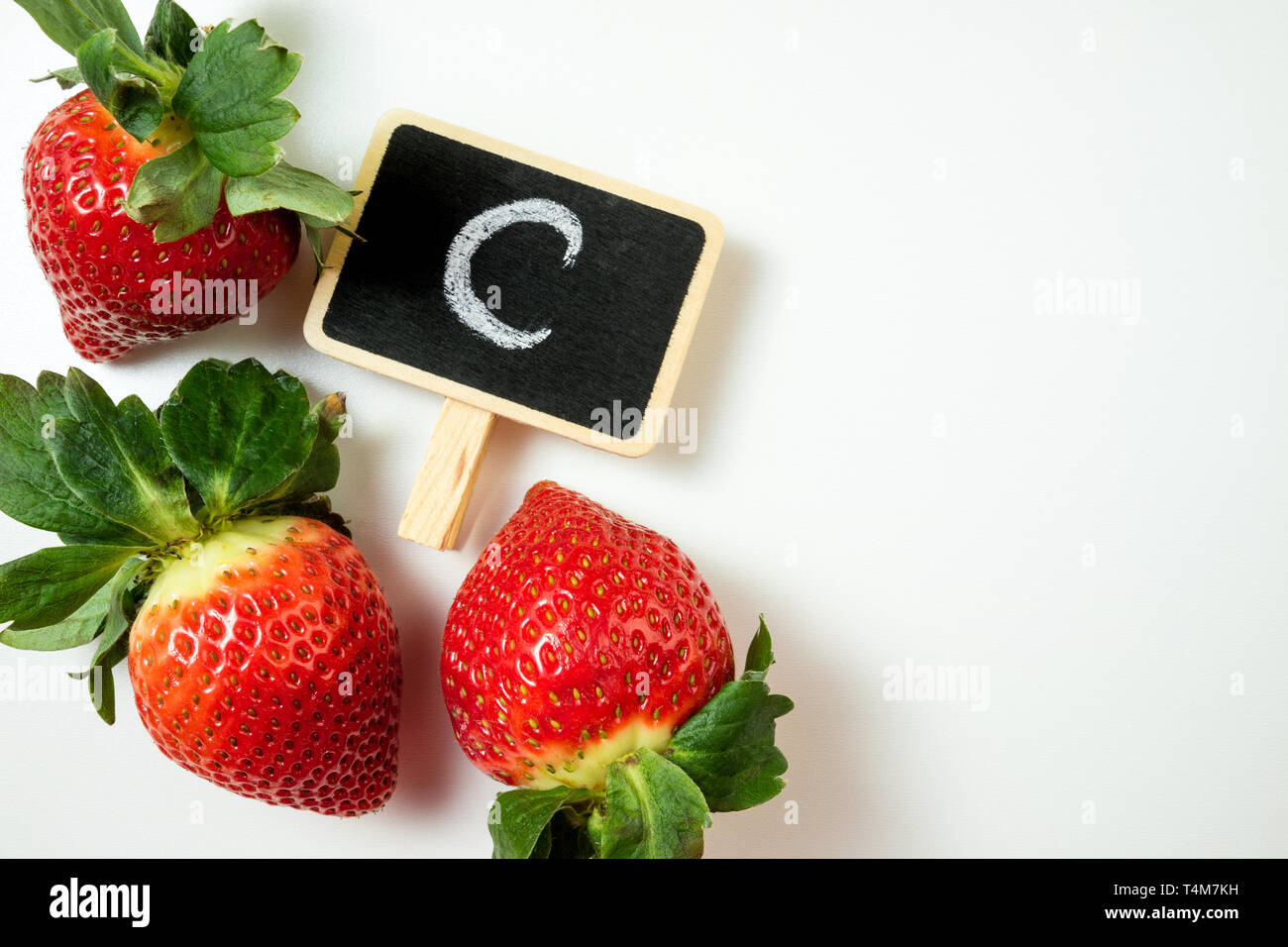 Fraise sur fond blanc Vue d'en haut. Arrière-plan de petits fruits, de mise à plat. Fraises fraîches d'une source de vitamine c. Concept d'aliments sains Banque D'Images