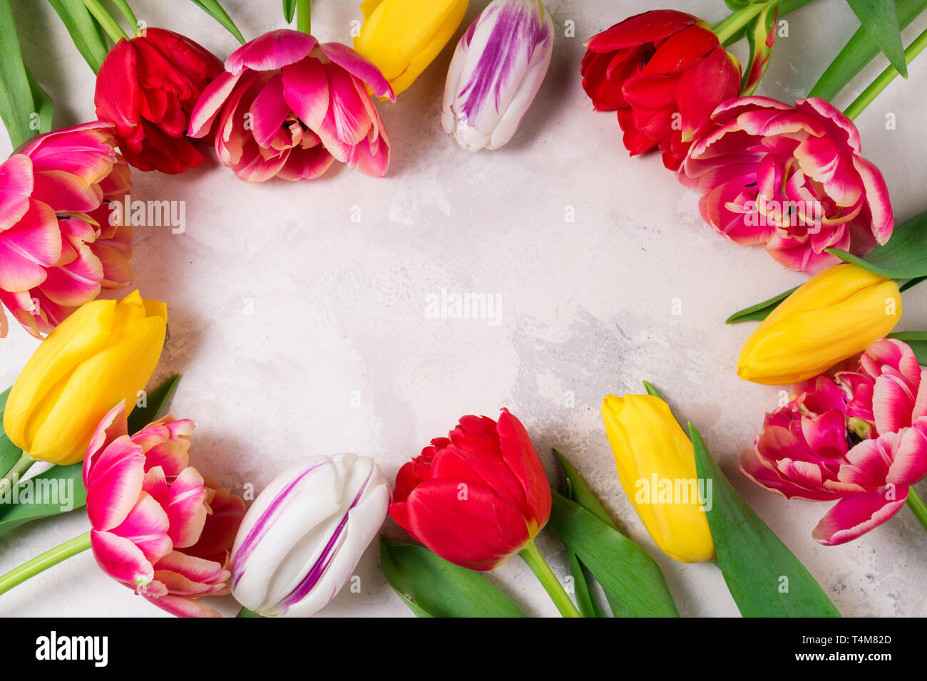 Les Fleurs Du Printemps Les Tulipes Sur Fond De Pierre Jours Feries Paques Joyeux Anniversaire Anniwarsary Mariage Carte De Felicitations Concept Mise A Plat Vue D En Haut Photo Stock Alamy