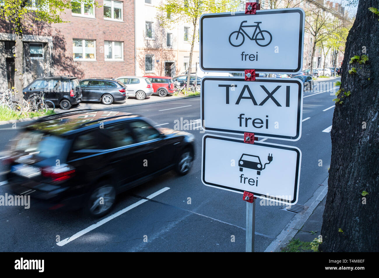 Voie de l'environnement pour les bus, vélos, taxis et voitures-e à Düsseldorf, Allemagne. Banque D'Images