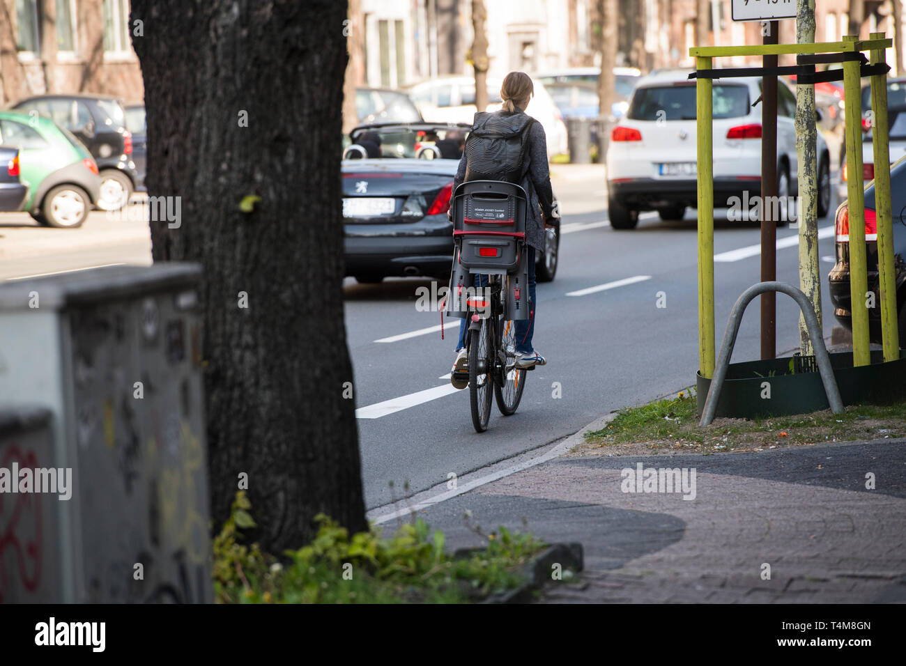 Voie de l'environnement pour les bus, vélos, taxis et voitures-e à Düsseldorf, Allemagne. Banque D'Images