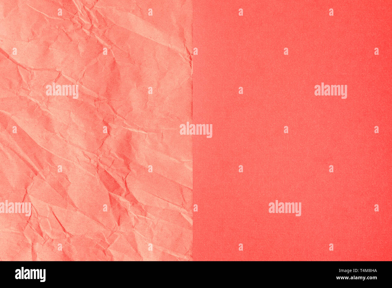 De couleur corail très tendance de fond texturé. Rose-orange froissé du papier craft et feuilles de papier ordinaire divisé dans le centre de la création de partitions en ligne. Mise à plat. Banque D'Images
