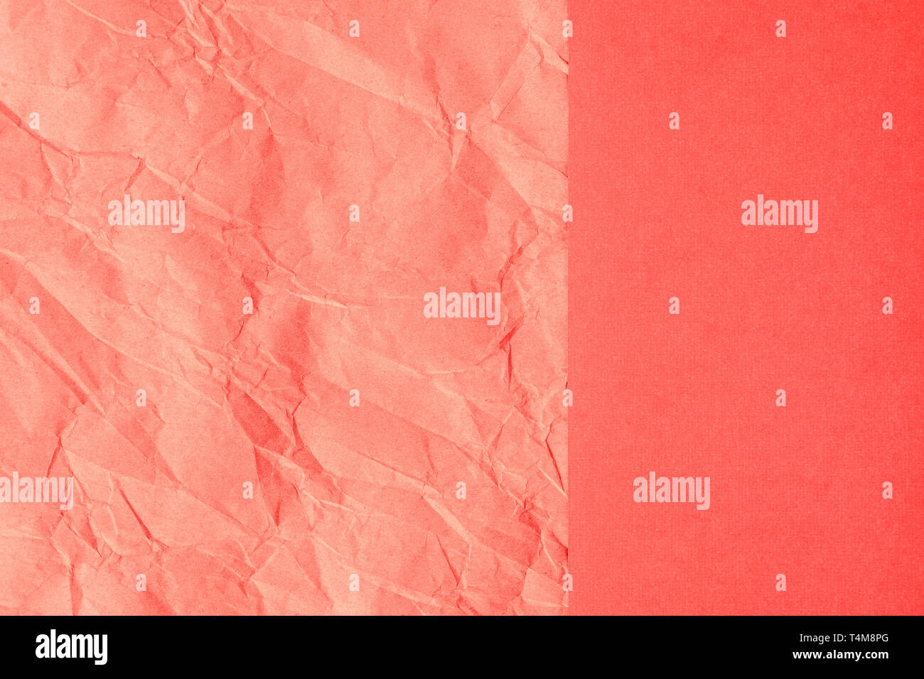 De couleur corail très tendance de fond texturé. Rose-orange froissé du papier craft et feuilles de papier ordinaire divisé la création de partition en ligne. Mise à plat. Banque D'Images