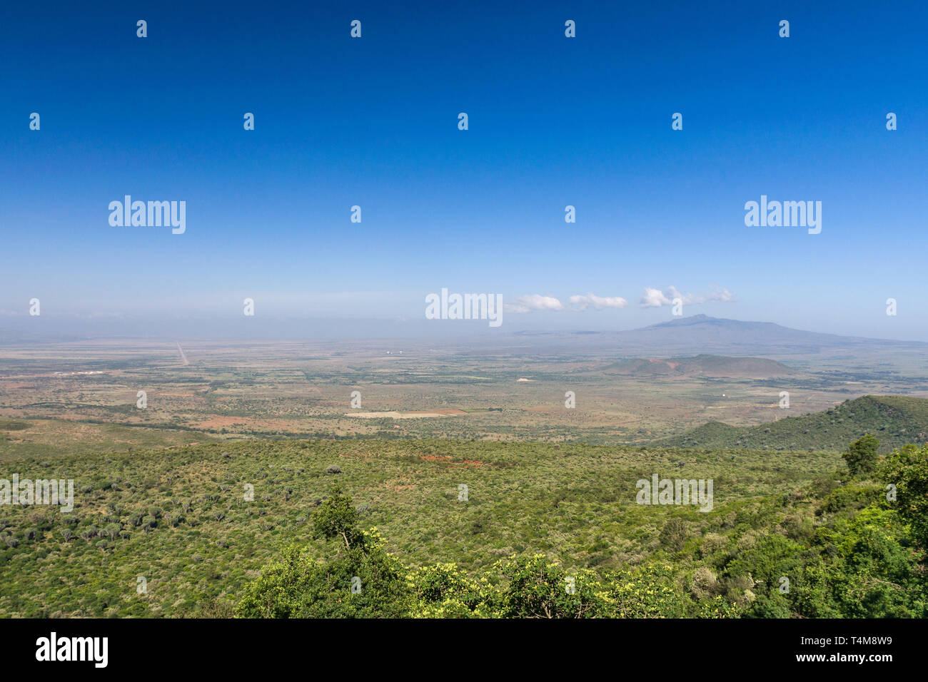 Vue de la vallée du Rift avec le Mont Longonot escarpement dans la distance, au Kenya Banque D'Images