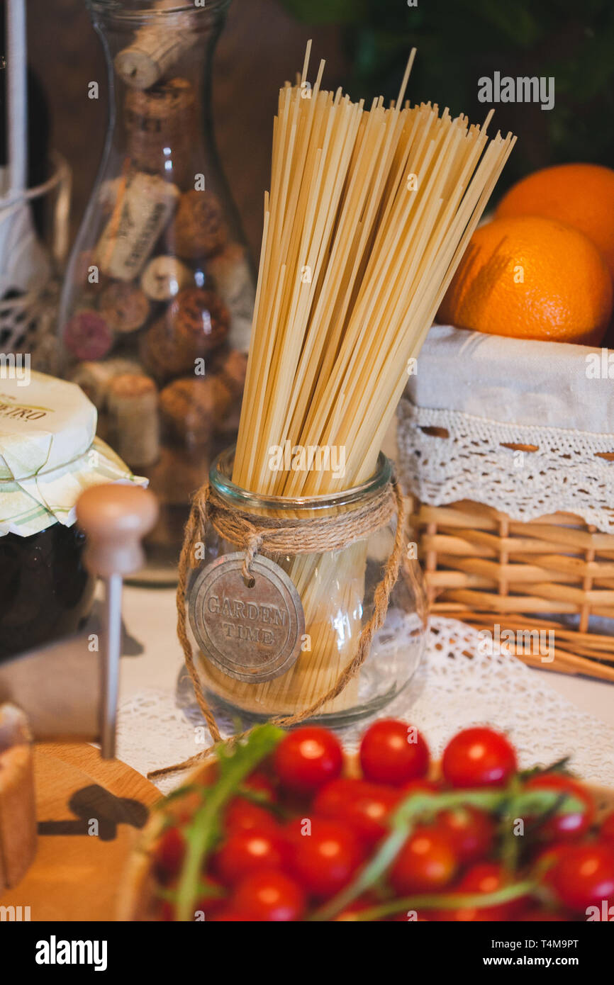 Les pâtes italiennes fraîches délicieux spaghetti à la tomate Banque D'Images