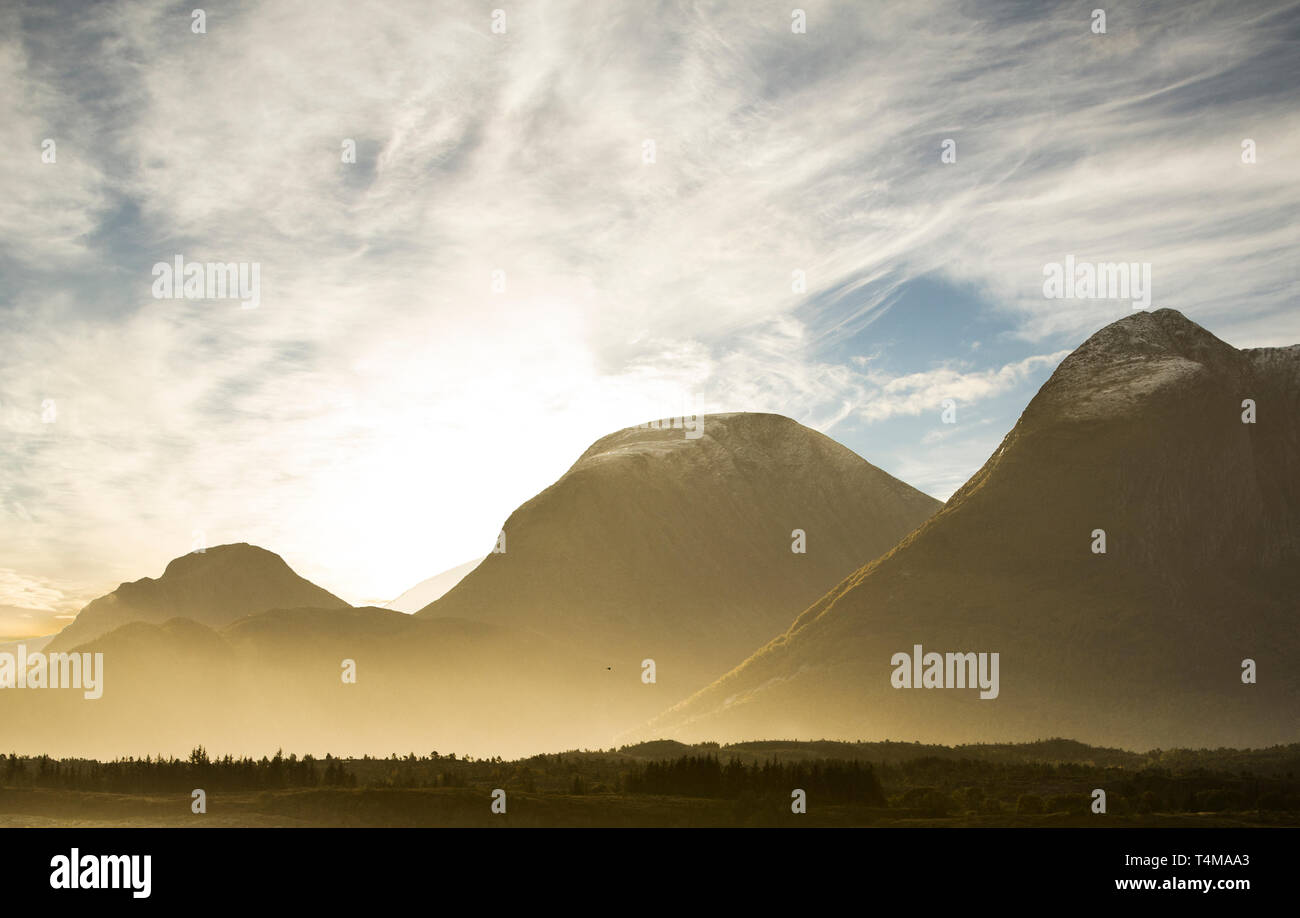 Lever du soleil sur les montagnes et la forêt boréale au large de Trondheim, en Norvège. Banque D'Images