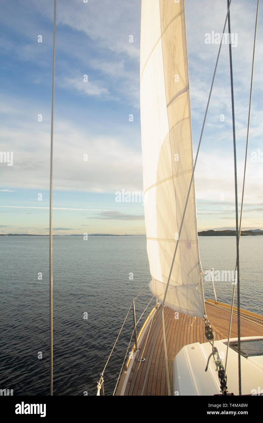 La proue d'un yacht à voiles blanches avec un jour d'été, la Norvège. Banque D'Images