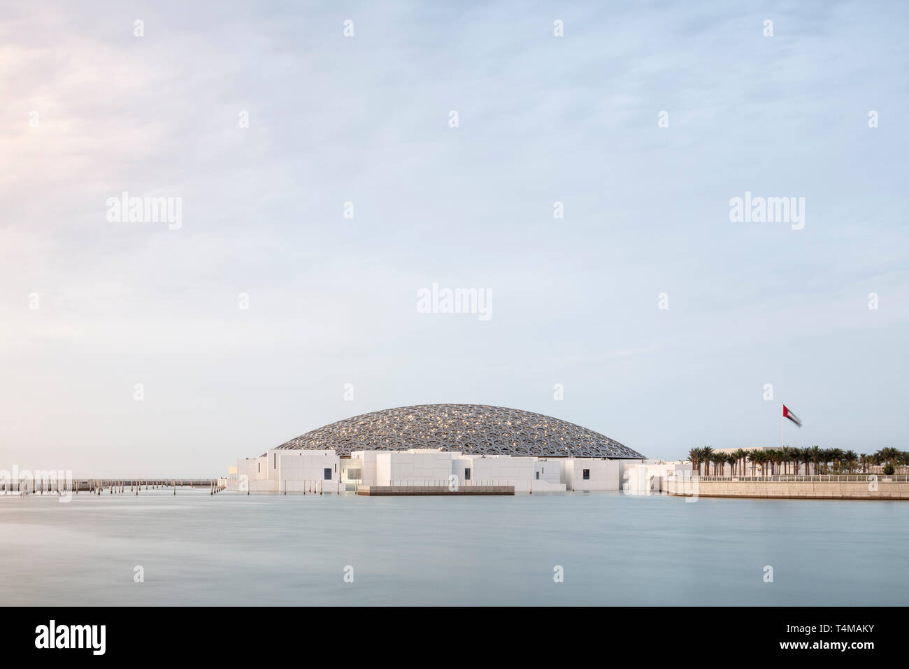 L'île de Saadiyat, ABU DHABI, ÉMIRATS ARABES UNIS - le 10 avril 2019 : Le Louvre Abu Dhabi sur l'île de Saadiyat, conçu par l'architecte Jean Nouvel. ( Ryan Banque D'Images