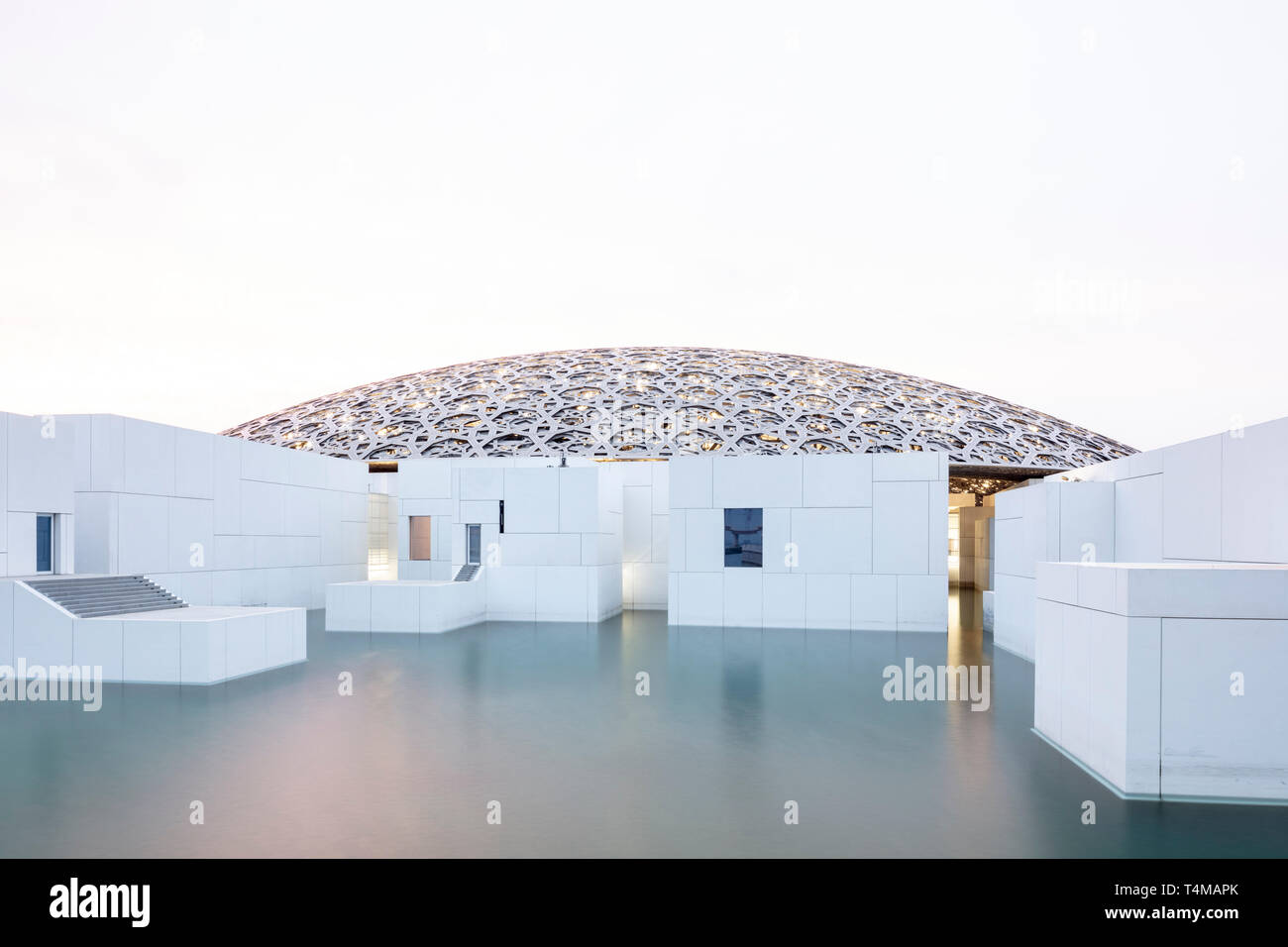 L'île de Saadiyat, ABU DHABI, ÉMIRATS ARABES UNIS - 12 Avril 2019 : Le Louvre Abu Dhabi sur l'île de Saadiyat, conçu par l'architecte Jean Nouvel. ( Ryan Banque D'Images