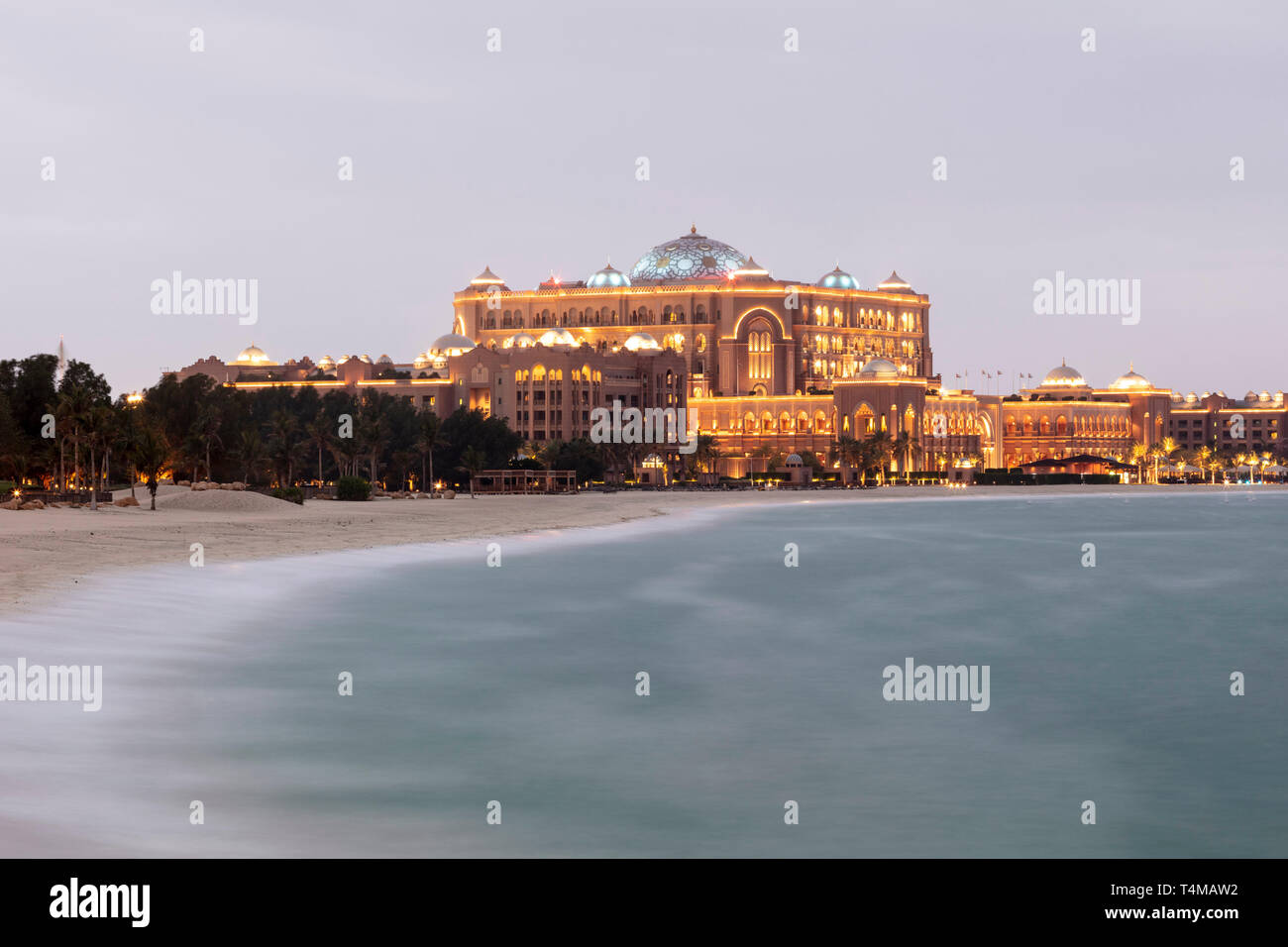 ABU DHABI, ÉMIRATS ARABES UNIS - 13 Avril 2019 : l'Emirates Palace Kempinski Hotel. ( Ryan Carter ) Banque D'Images