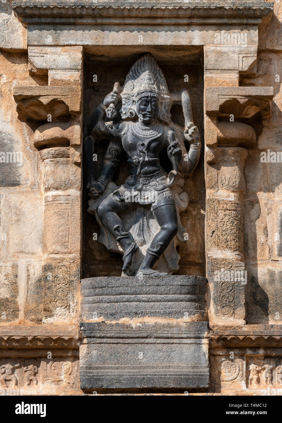 Vue verticale d'une statue en granit ornant le Temple d'Airavatesvara à Darasuram ou Dharasuram, Inde. Banque D'Images